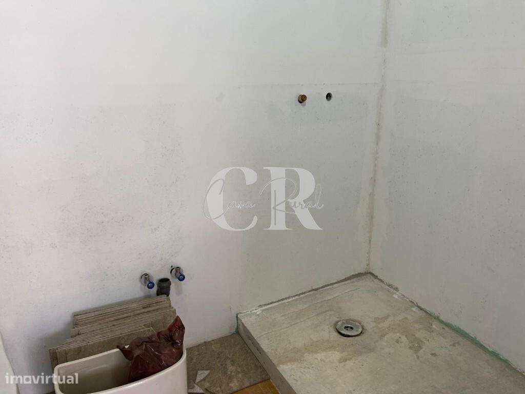 Moradia Térrea Isolada de 2 Quartos com Jardim, Anexos e Garagem, entr-23