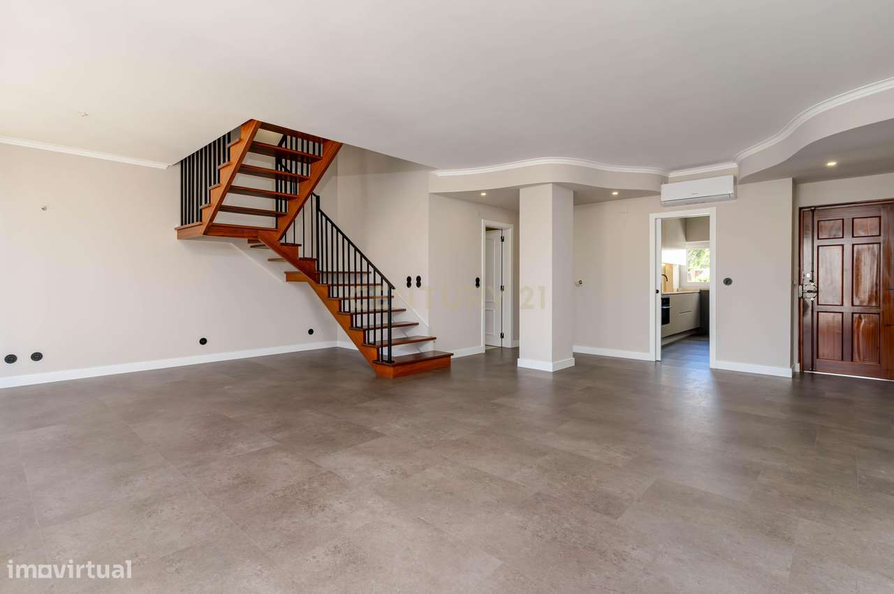 Magnífico T3 Duplex junto a praia de Sesimbra - Grande imagem: 2/56