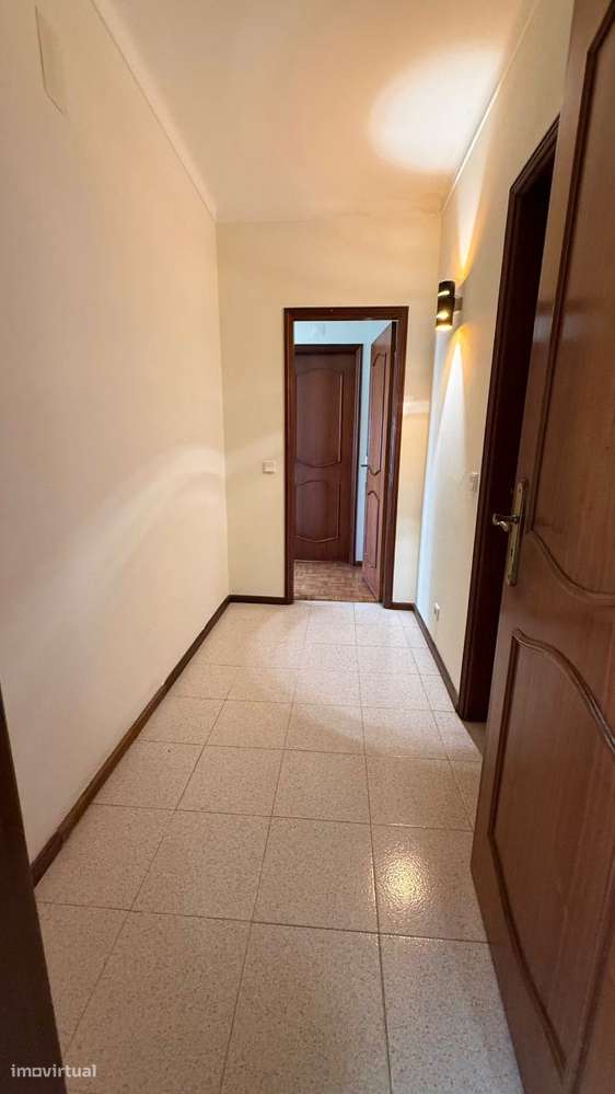 Apartamento T2 com 2 casas de banho e varanda. Junto a hipermercado...-22