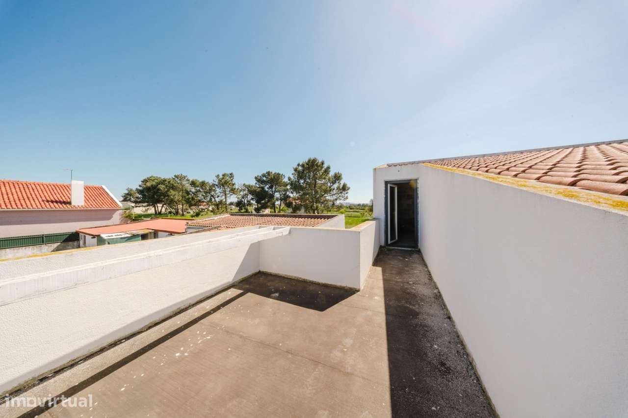 Moradia T3 Isolada por Renovar | Bairro Novo da Jardia, Montijo-21