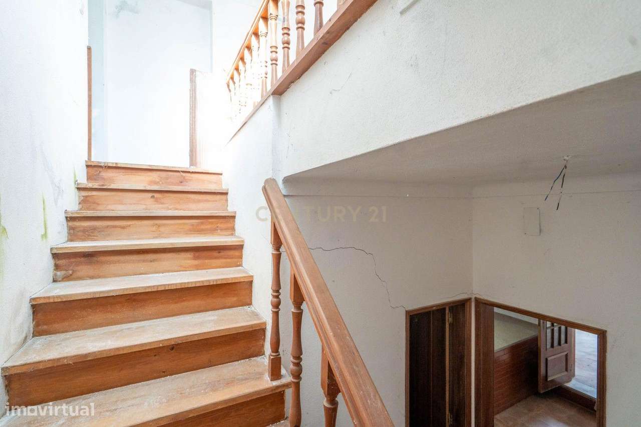 Moradia de dois pisos de tipologia T4 com terreno-31