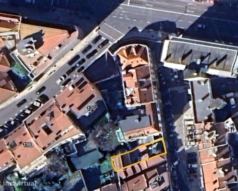 Moradia bifamiliar com terreno entre o Jardim da Estrela e o Largo do - Grande imagem: 3/12