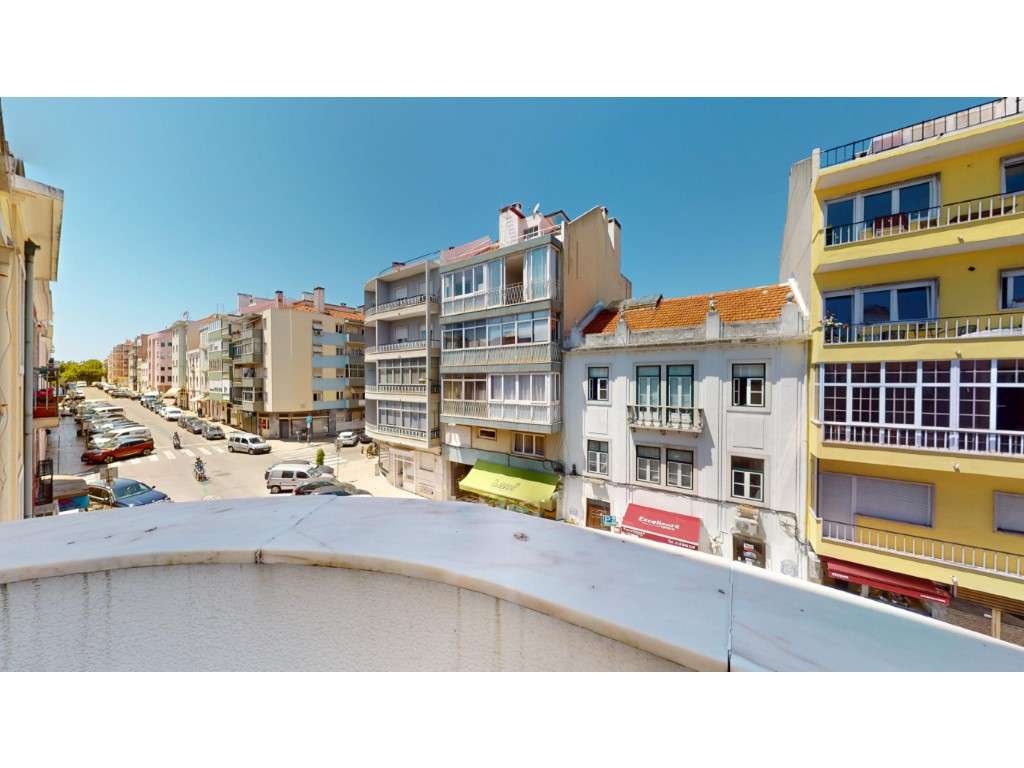 T3+1 Renovado com Terraço e Varanda-5