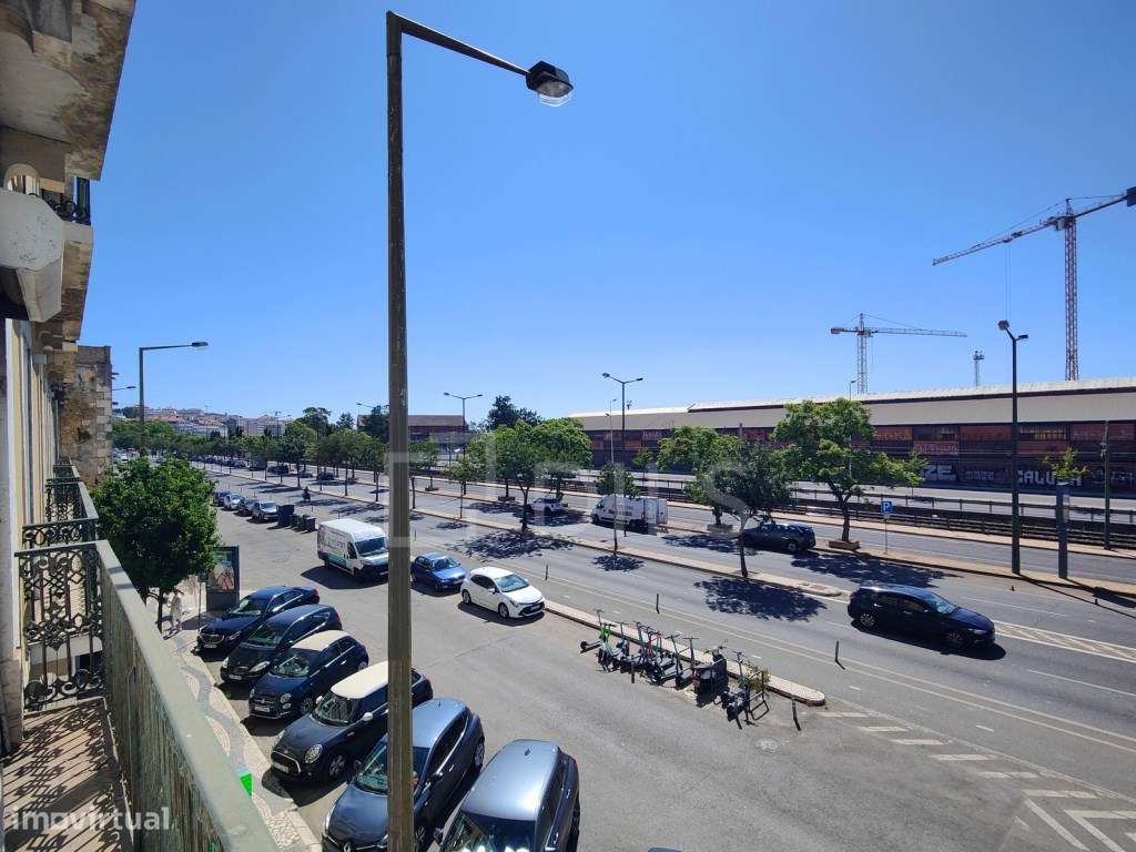 Apartamento T2 para remodelar na Avenida 24 de Julho - Grande imagem: 3/37