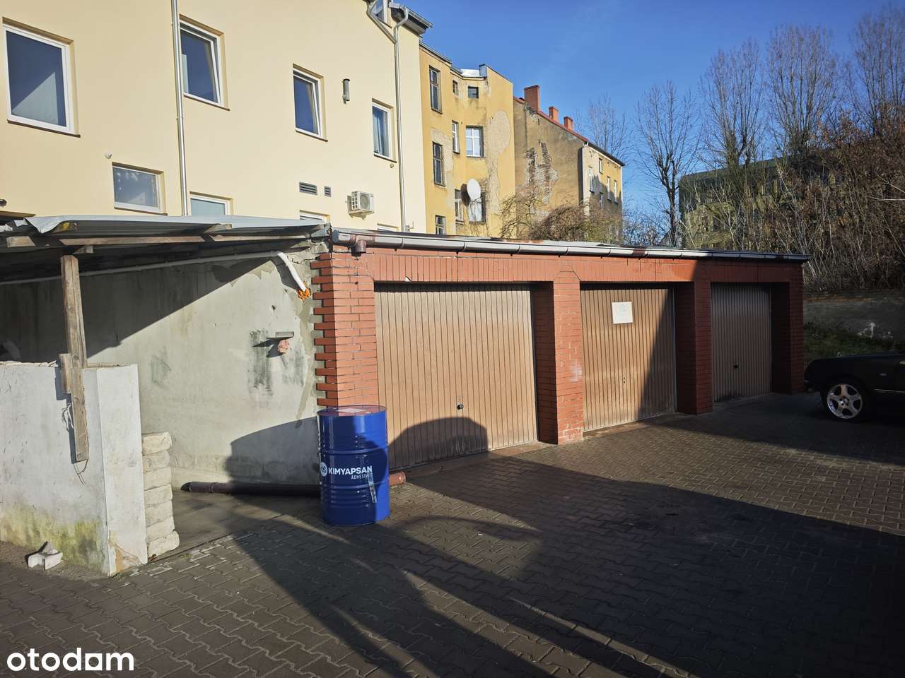 Garaż pod warsztat/magazyn • 3 bramy • 2000zł netto - Pełny obrazek: 1/1