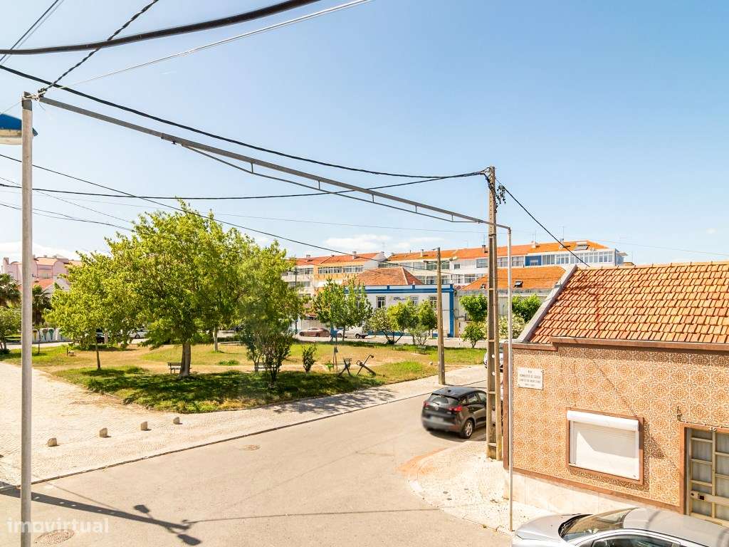 Moradia T4 com logradouro do centro do Montijo-37