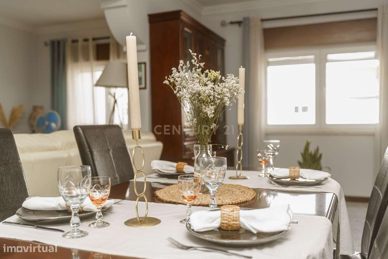 APARTAMENTO T4  CONVERTIDO EM T3 , SEMI REMODELADO, EM SETÚBAL-3