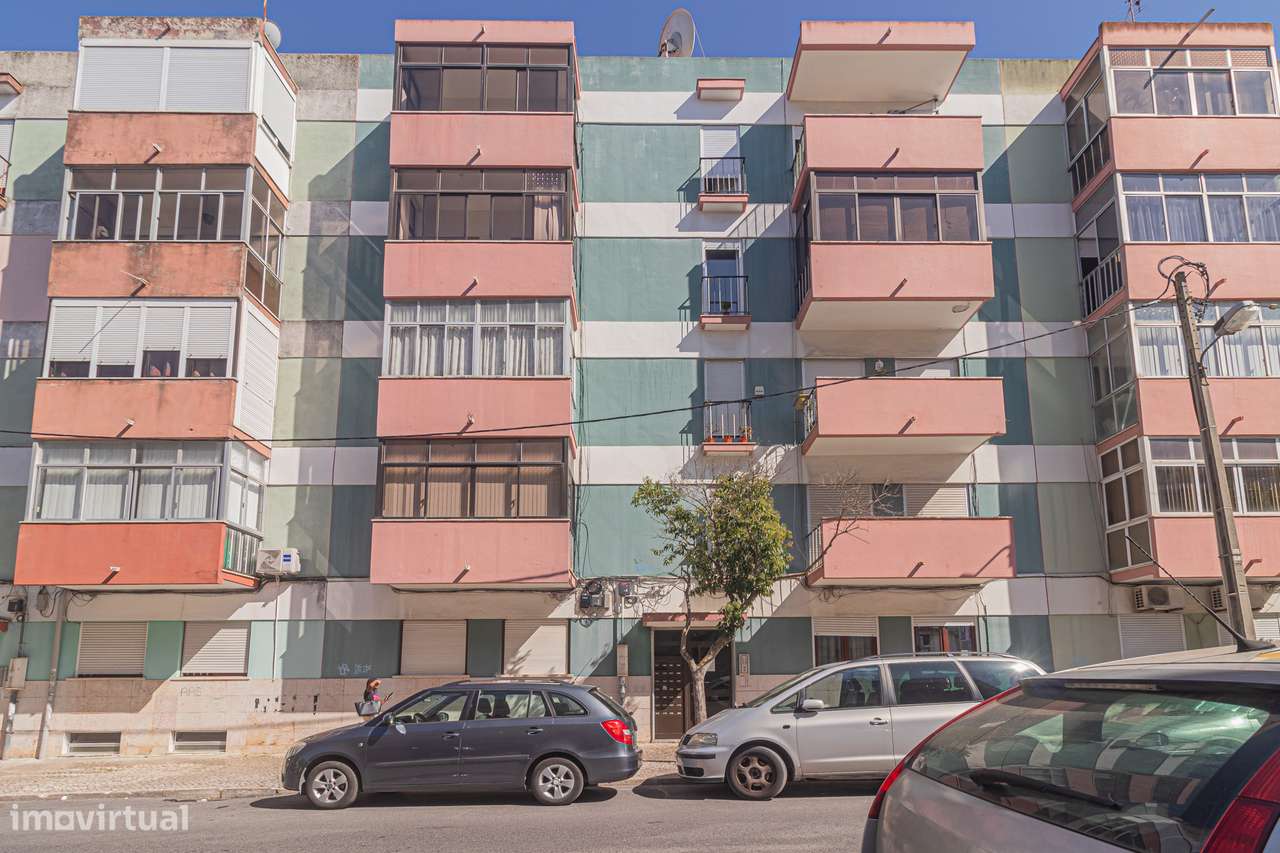 Apartamento T4 transformado em T3 no Laranjeiro-25