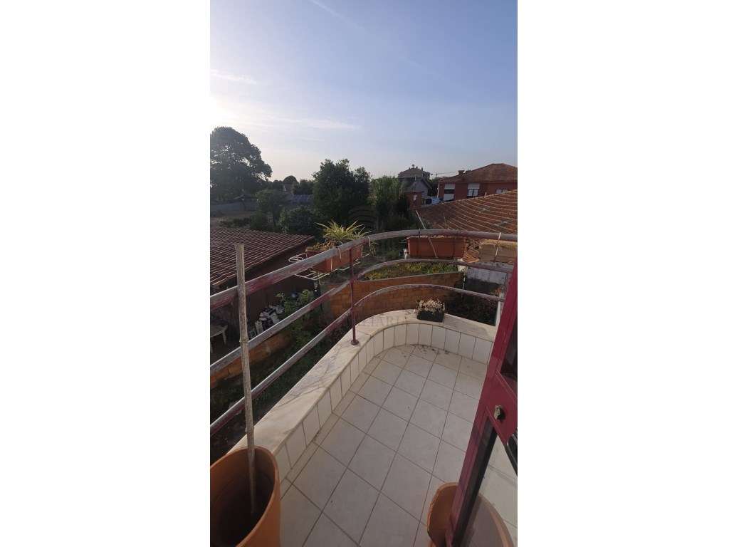 Apartamento T3 no Centro de Canelas - Uma Oportunidade Imperdível!-11