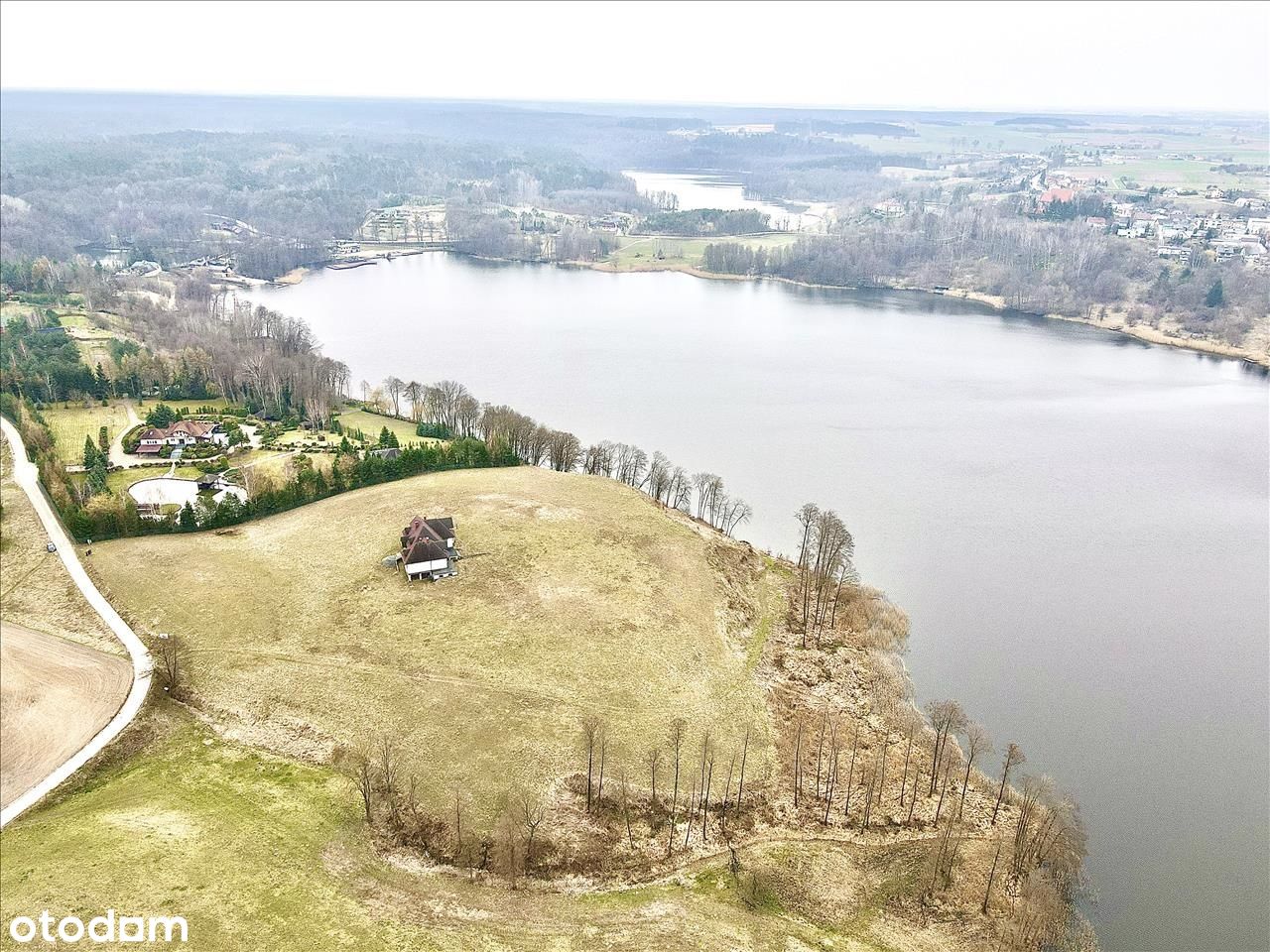 Przepiękna działka z własną długą linią brzegową.