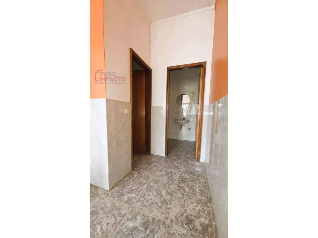 Prédio com T2 + Espaço Comercial | Duas Entradas Independentes | Po...-13