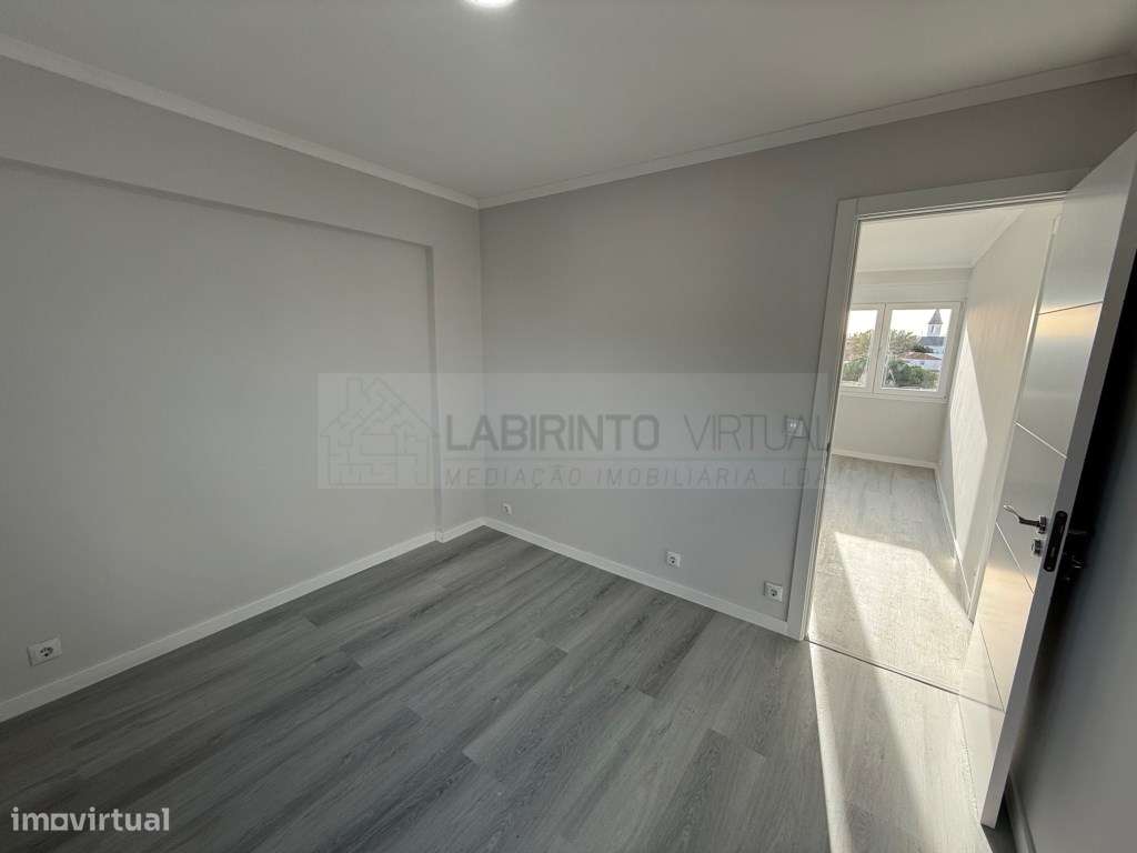 Vende-se T2 renovado, na Pontinha - Odivelas-9