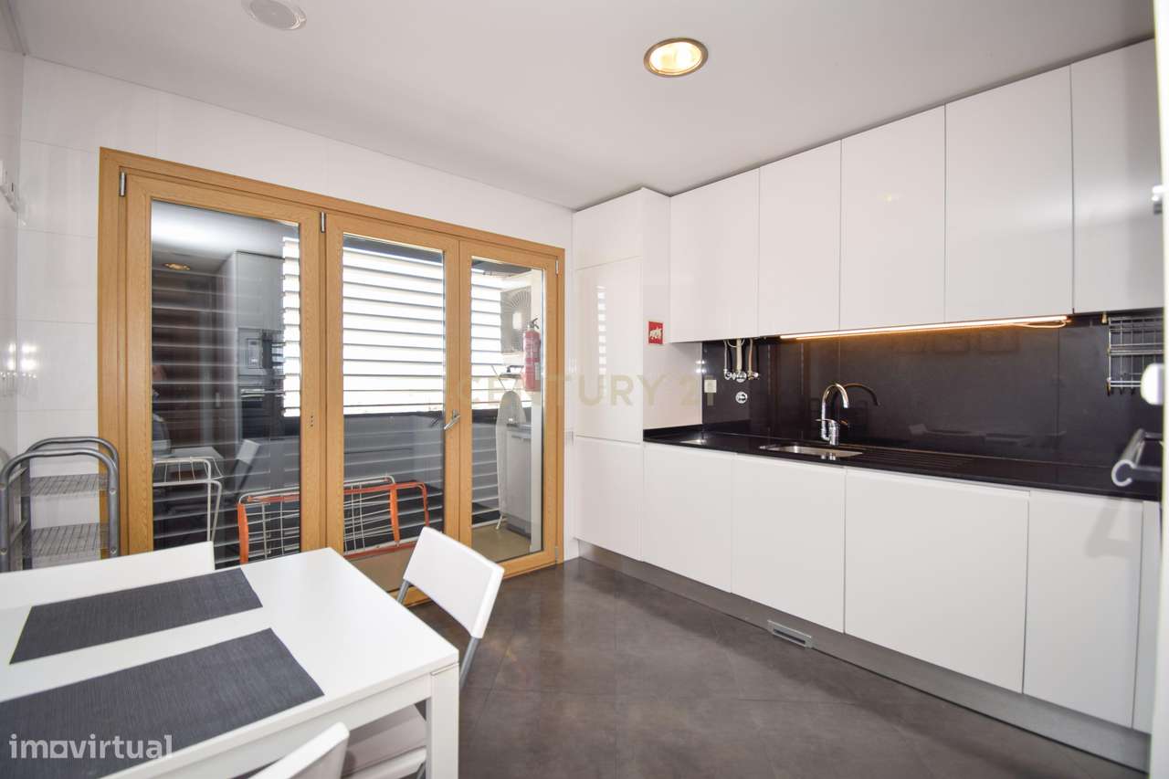 Apartamento T3 com Áreas Generosas e Vista Desafogada-19