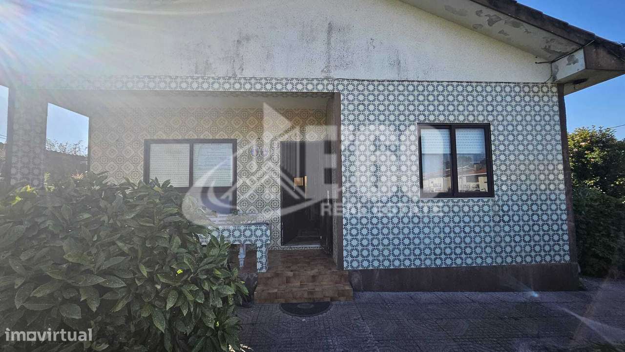MORADIA TÉRREA COM 4 FRENTES E TERRENO DE 2.375M2 PARAMOS-1