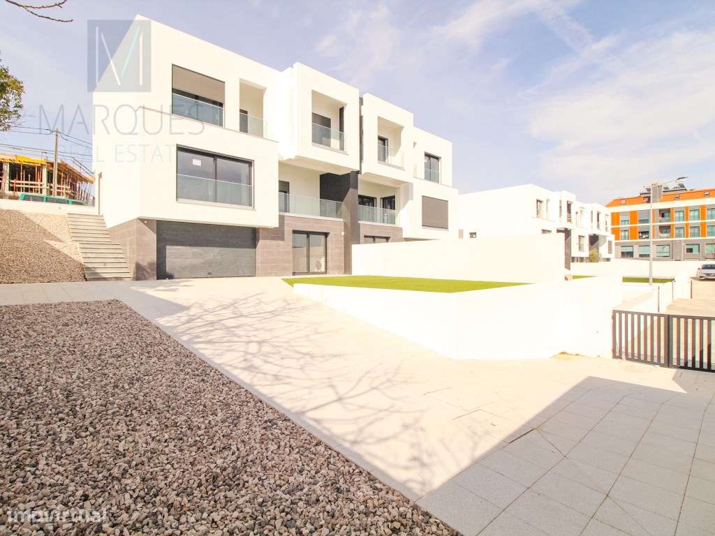 Moradia V4 com Garagem e Logradouro em Vale de Milhaços - Corroios - Grande imagem: 1/39