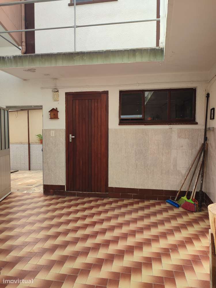Moradia térrea com 4 frentes, garagem, anexos, jardim e bons acessos-50