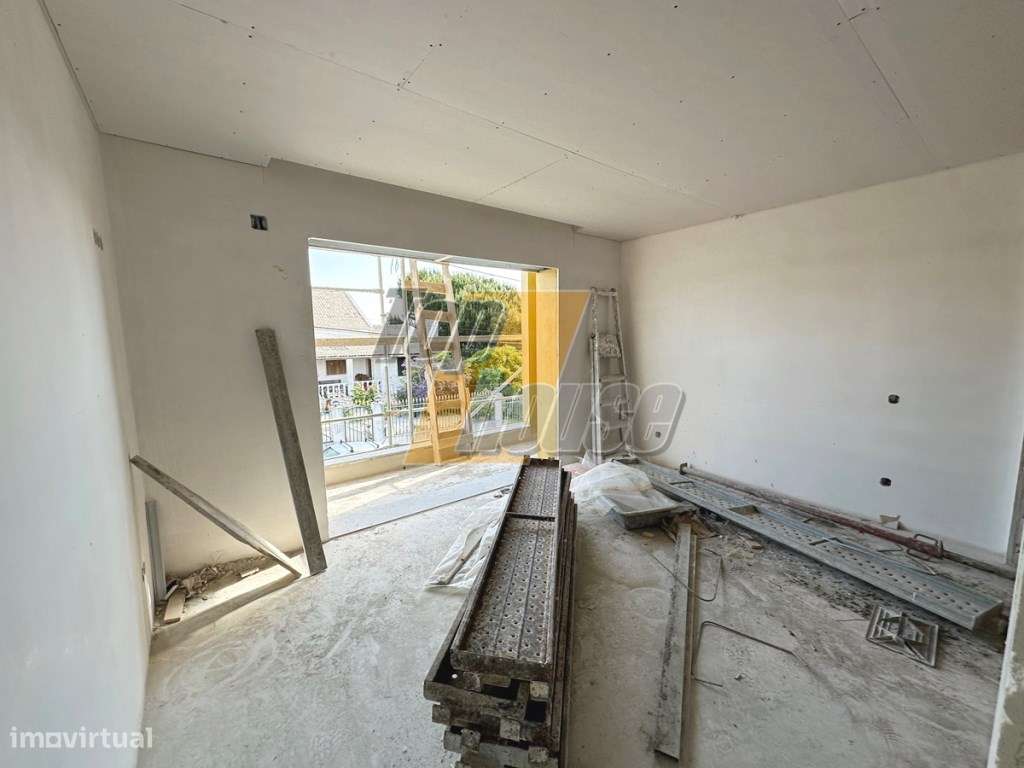 Moradia isolada V4 com piscina -Charneca de Caparica-15