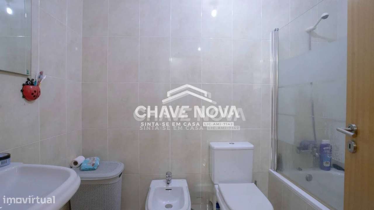 Apartamento T2, em Pedroso, com duas varandas, garagem e arrumos-18