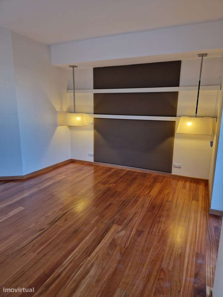 T3 Luxo (T3+T3 ligados/2 Fracções) com 3 Boxes Vistas - Almada Centro-32