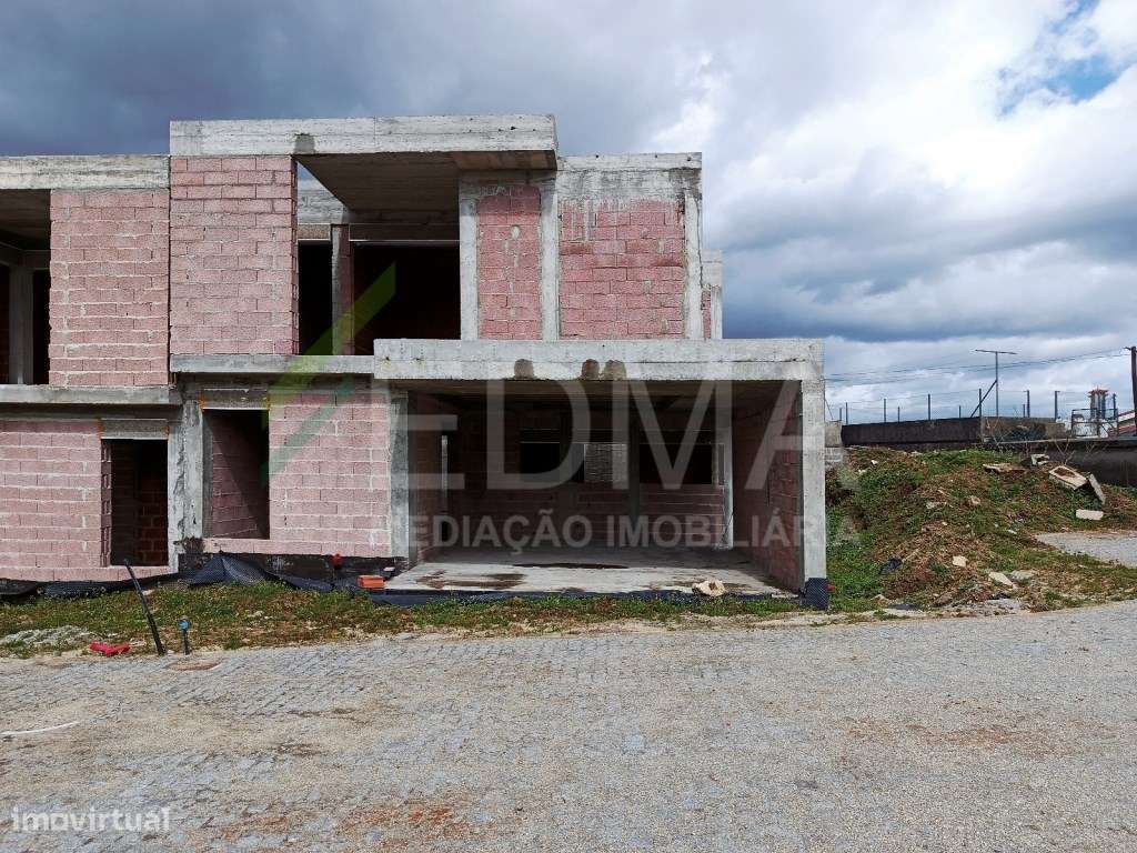 Moradias em Banda e e Gaveto Vale São Martinho-12