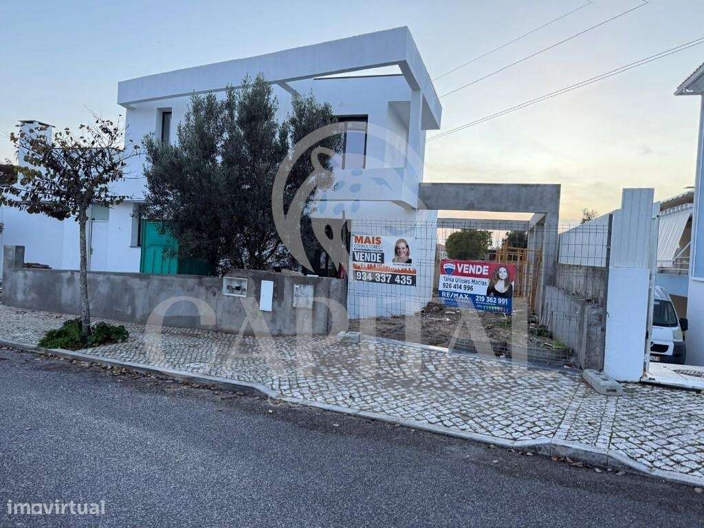 Moradia V3 Isolada com Piscina – Nova – Abrunheira-30