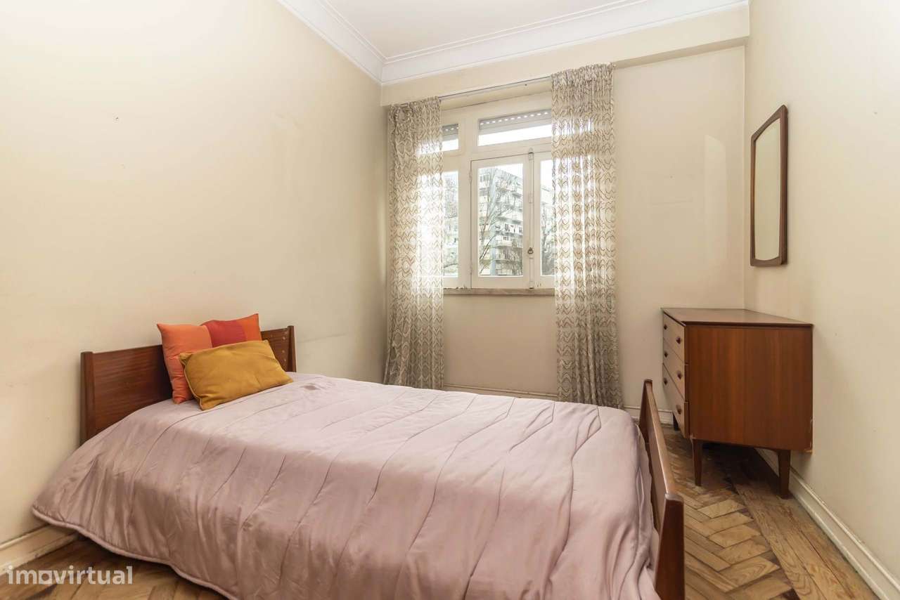 Apartamento T2, junto ao Hospital da Cruz Vermelha , em Benfica-18