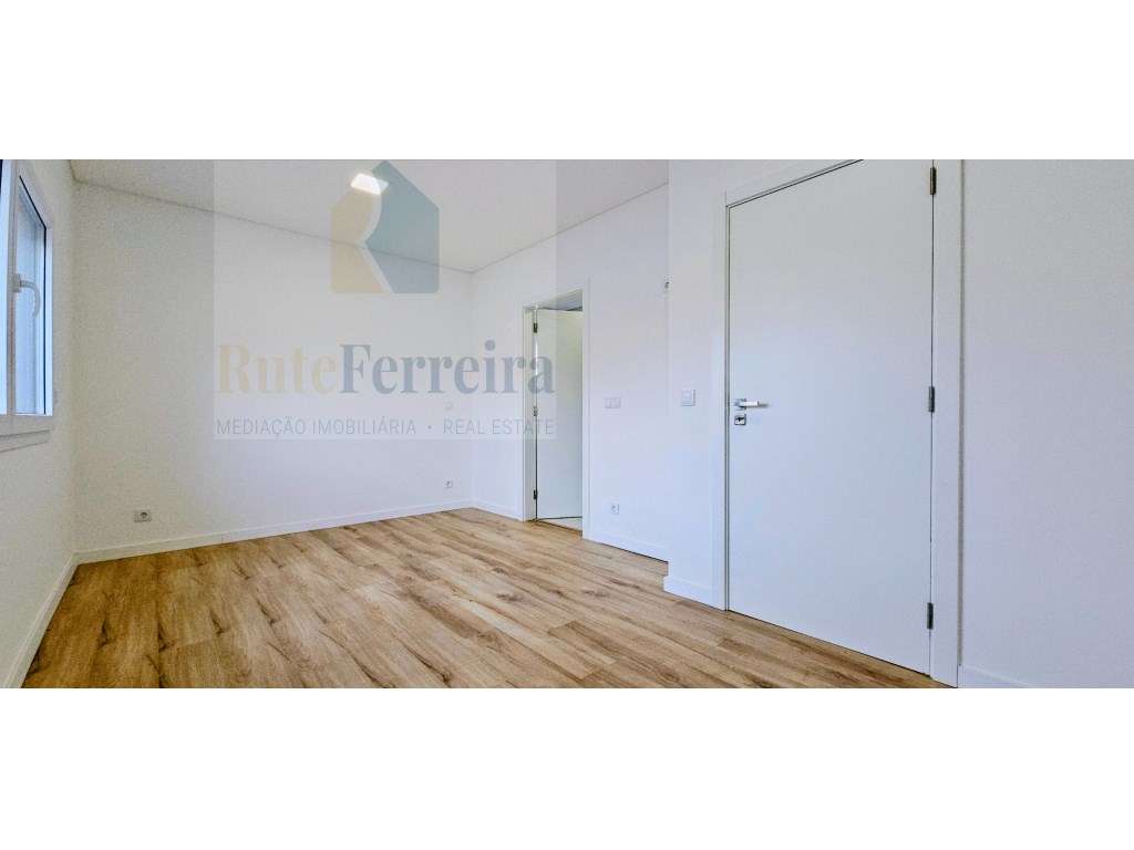 Espetacular Moradia T4 Nova, com Garagem e Logradouro!-18