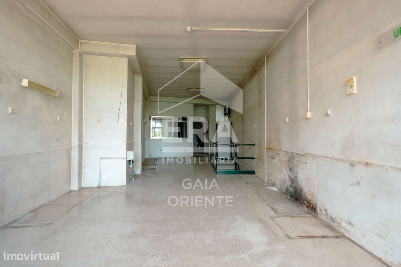 Moradia T5 com comércio no centro dos Carvalhos-11