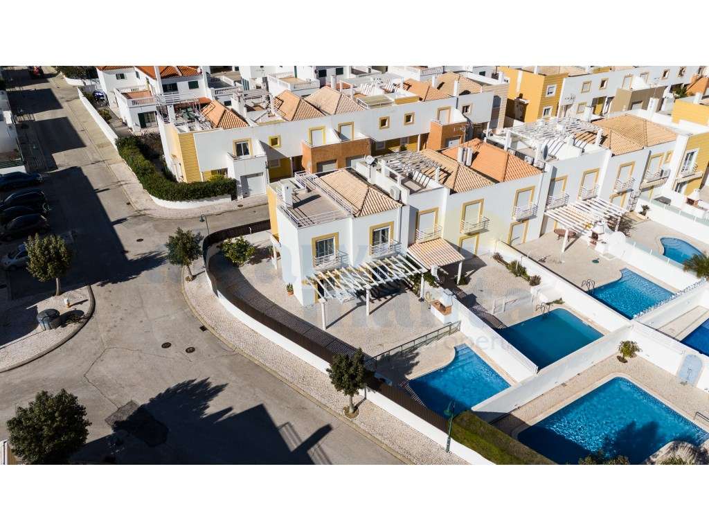 Moradia geminada T3 com Piscina Privada e Garagem - Praia da Lota-30