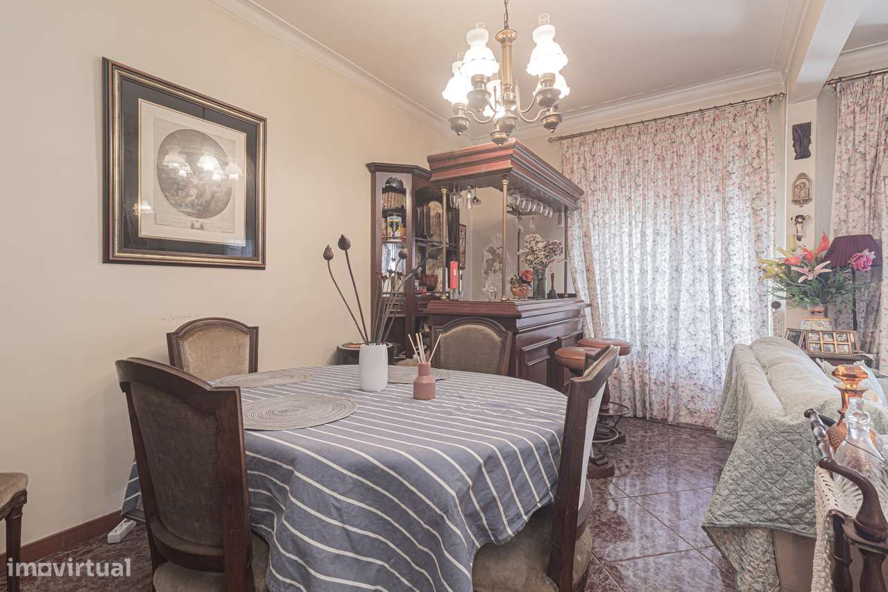 Apartamento T4 transformado em T3 no Laranjeiro-8