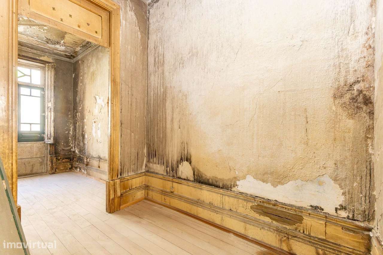 Andar Moradia T4 Duplex para Renovação Total-12