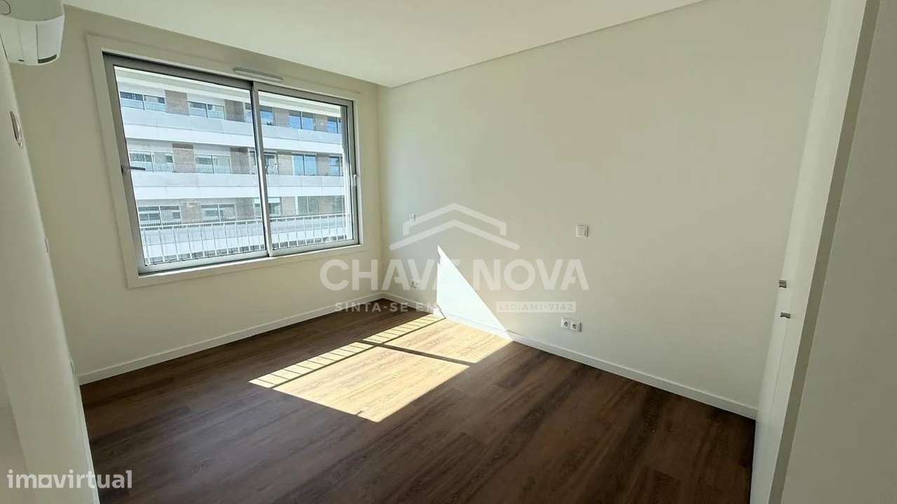T4 com 241 m², Varandas Amplas e 3 Lugares de Garagem no Verde Vale-10