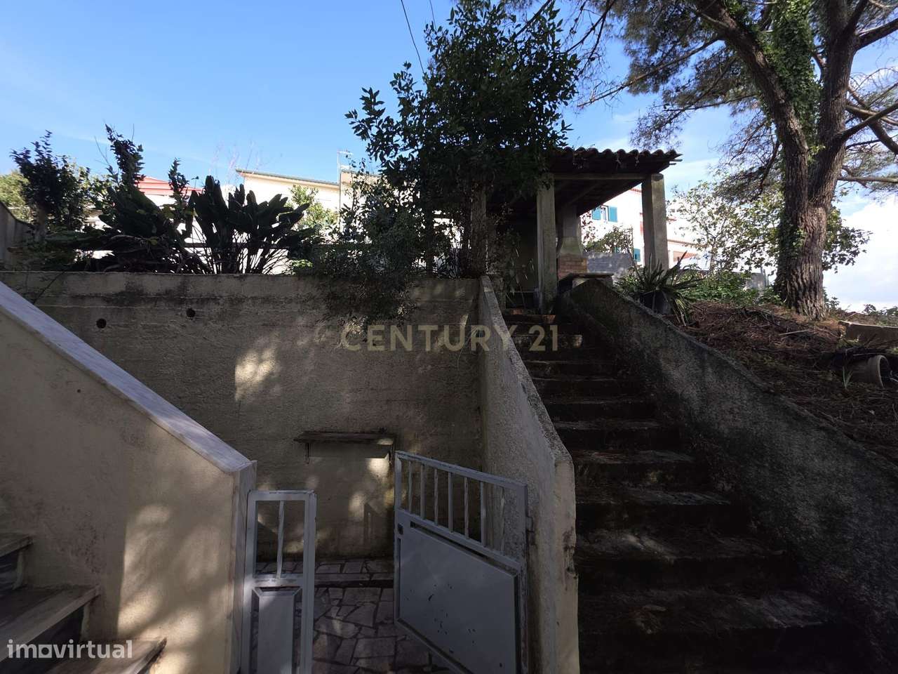 EXCELENTE INVESTIMENTO, PRÉDIO COM 3 FRAÇÕES E GARAGEM PARA 5 CARROS-44