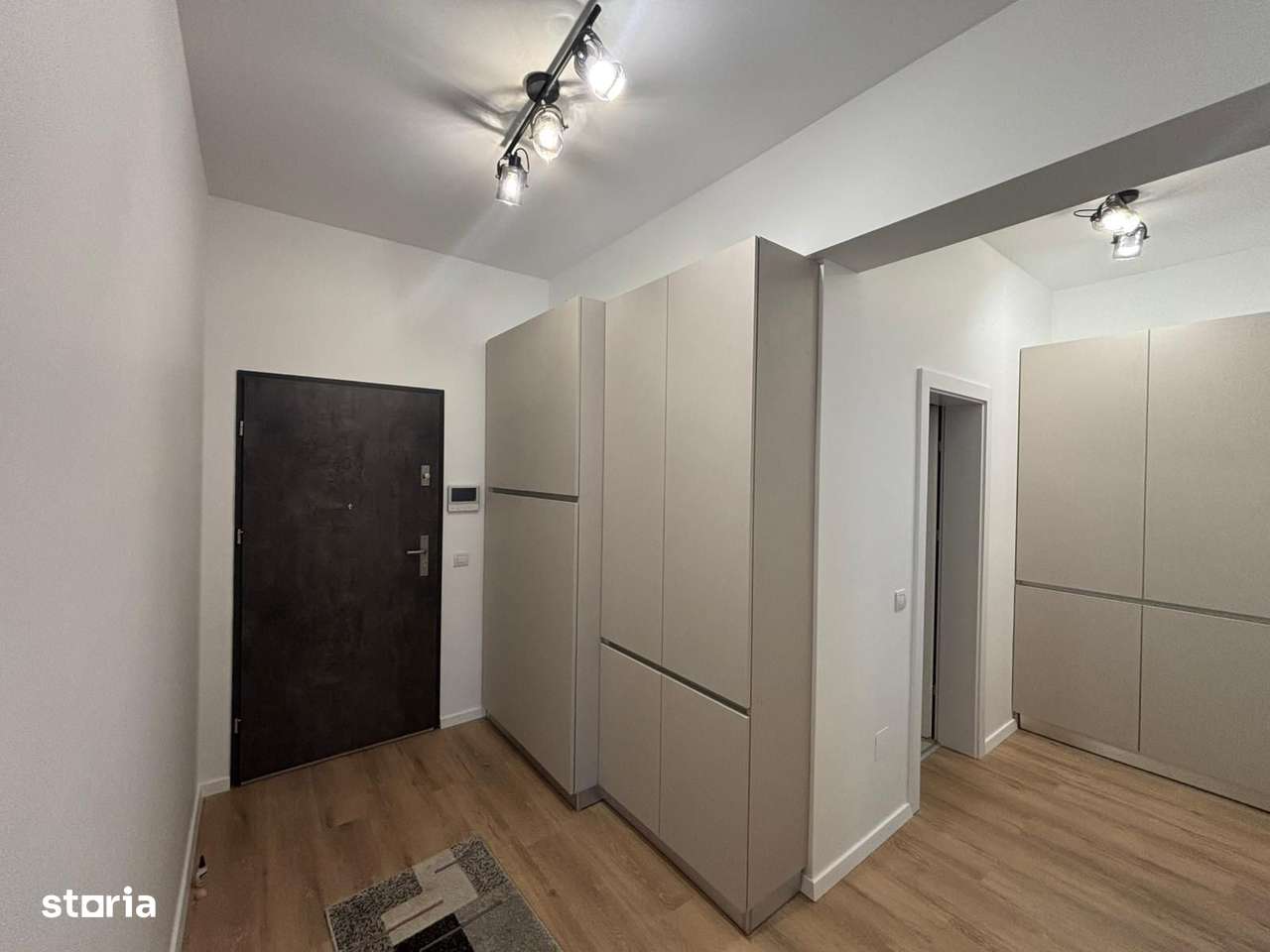 Apartament nou, modern spre inchiriere, situat in centrul orasului Tg. - Imagine principală: 3/9