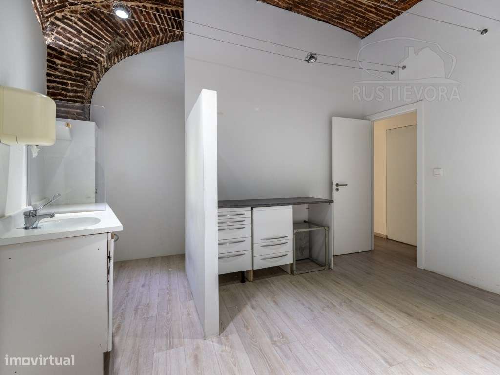 Espaço Comercial, R/chão duas salas wc, tudo como novo - Grande imagem: 3/15