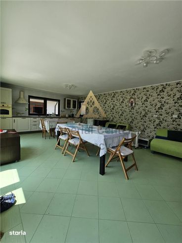 PROPRIETATE DE VANZARE in Sl&#259;nic Moldova cu 2 case pe teren de 2.-5