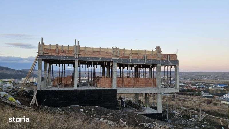 Casa la rosu de vanzare - Imagine principală: 4/7