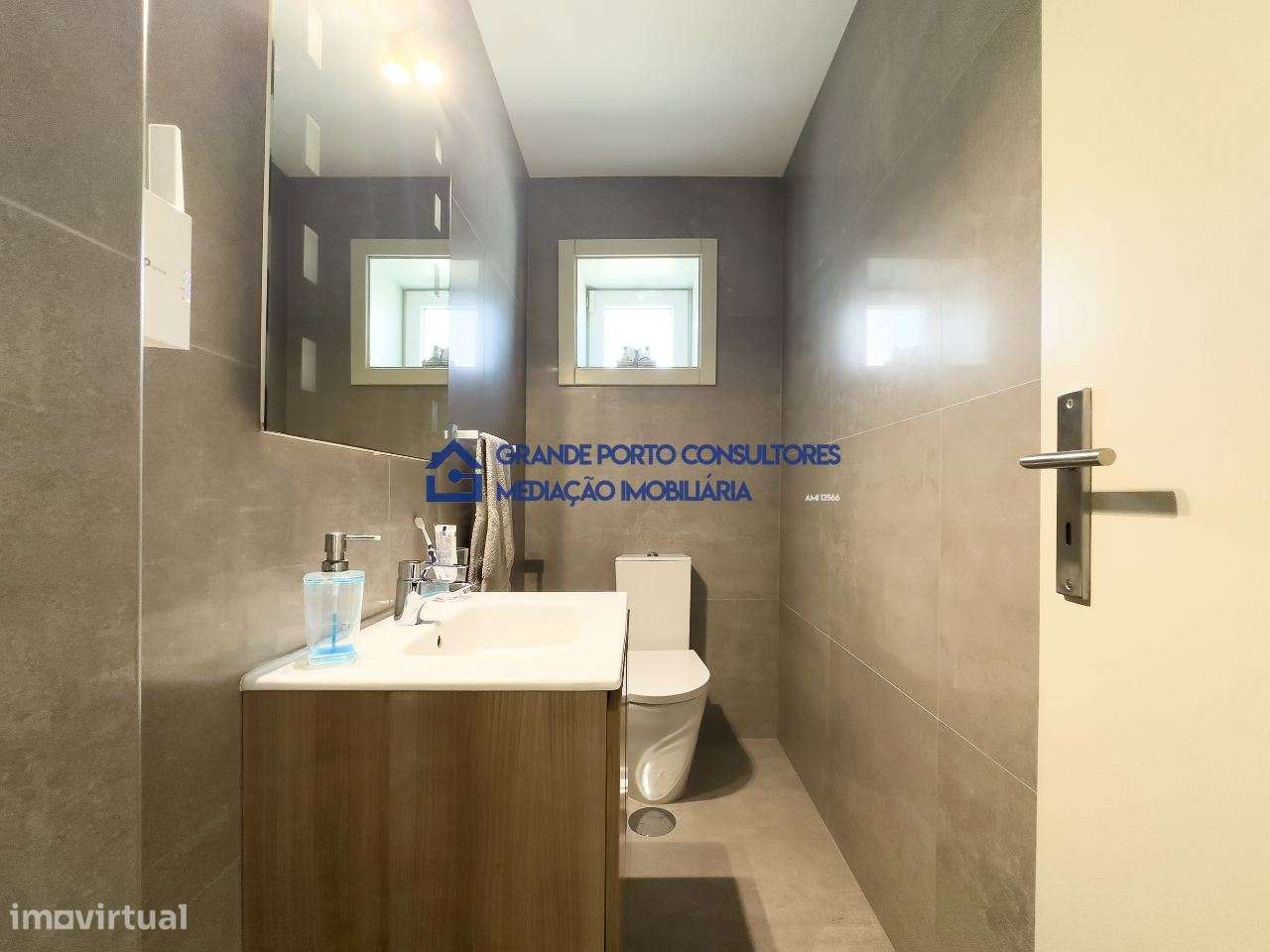 Moradia T4 com piscina junto à Praia da Memória / Matosinhos-7