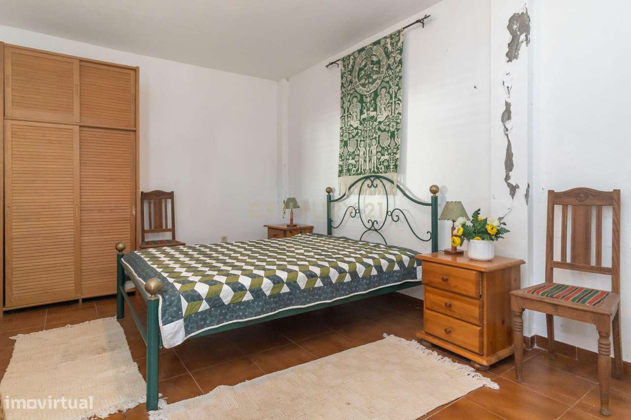 Moradia com construções de apoio, piscina e localização priviligiada-39