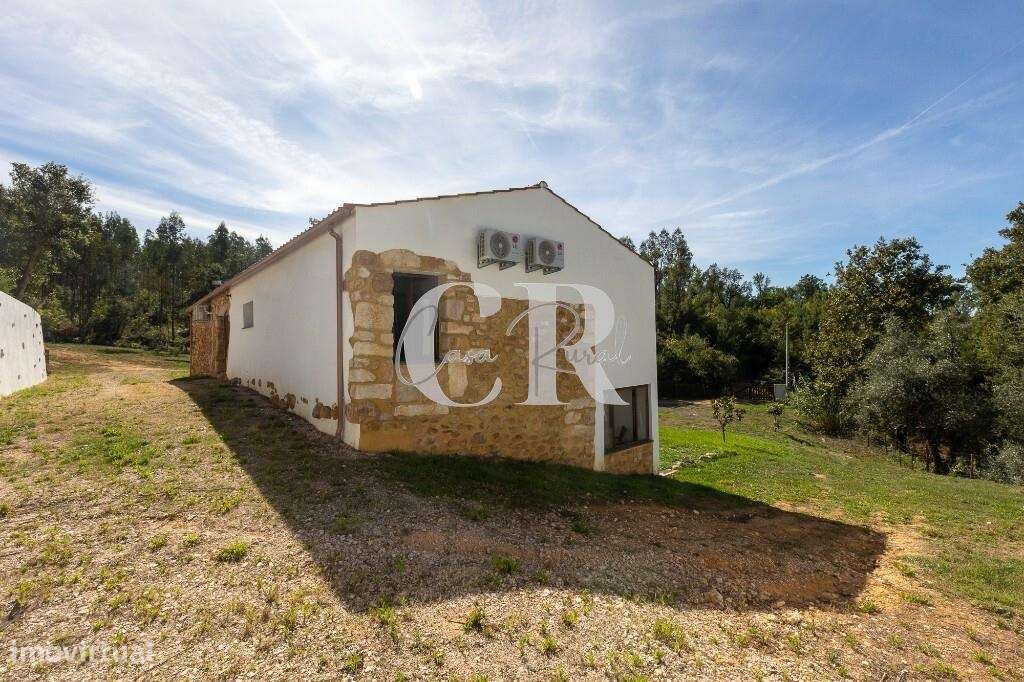 Fantástica moradia isolada em pedra com 3 quartos, varanda, pátio, ter-16