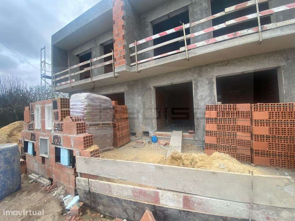 Moradia geminada com piscina e garagem - Grande imagem: 5/9