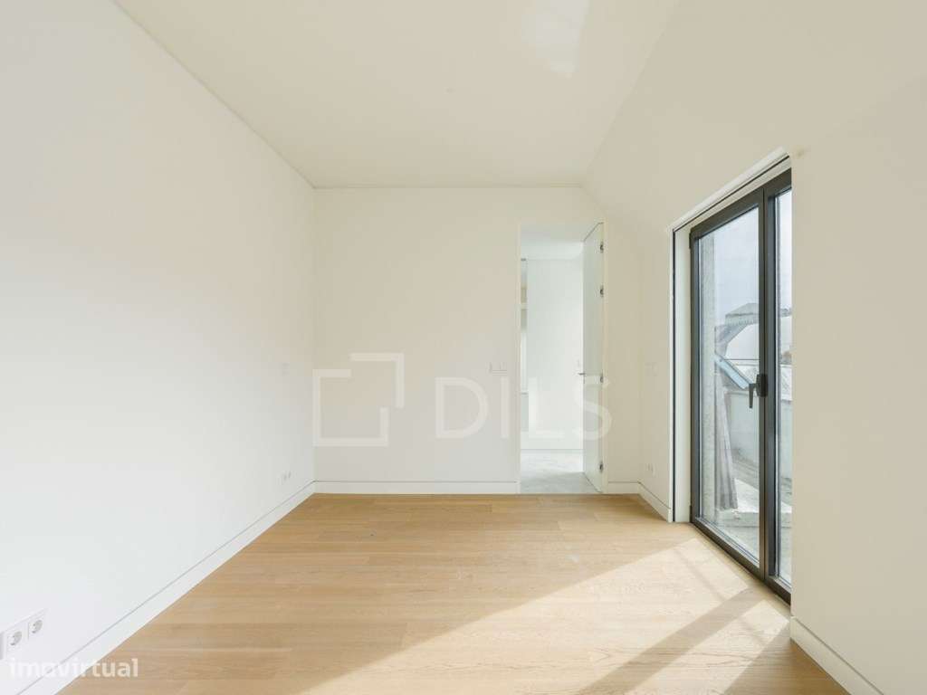 Penthouse T3 com varanda ampla e garagem privada, em Lisboa-28