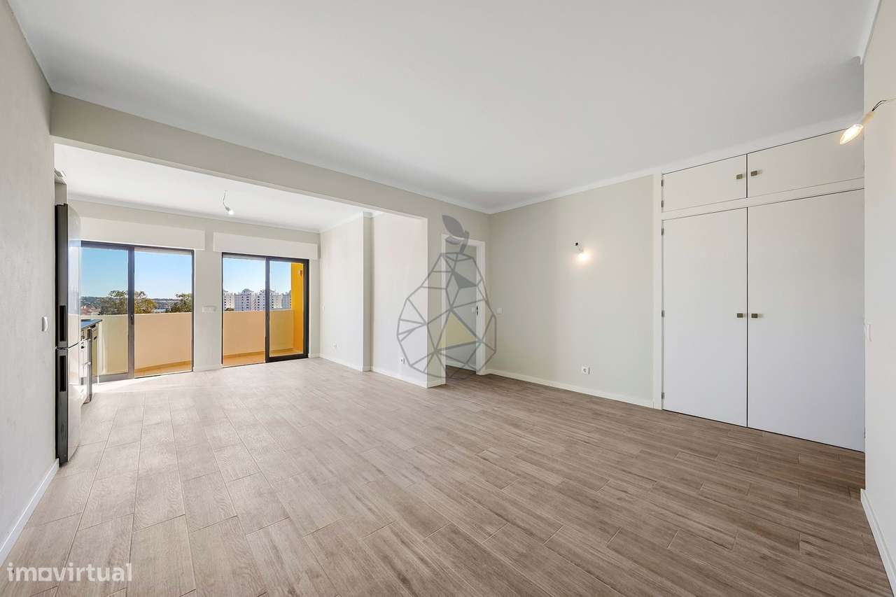 Oportunidade! T1+1 Renovado com Cozinha Open Space na Vila Rosa - Port - Grande imagem: 2/38