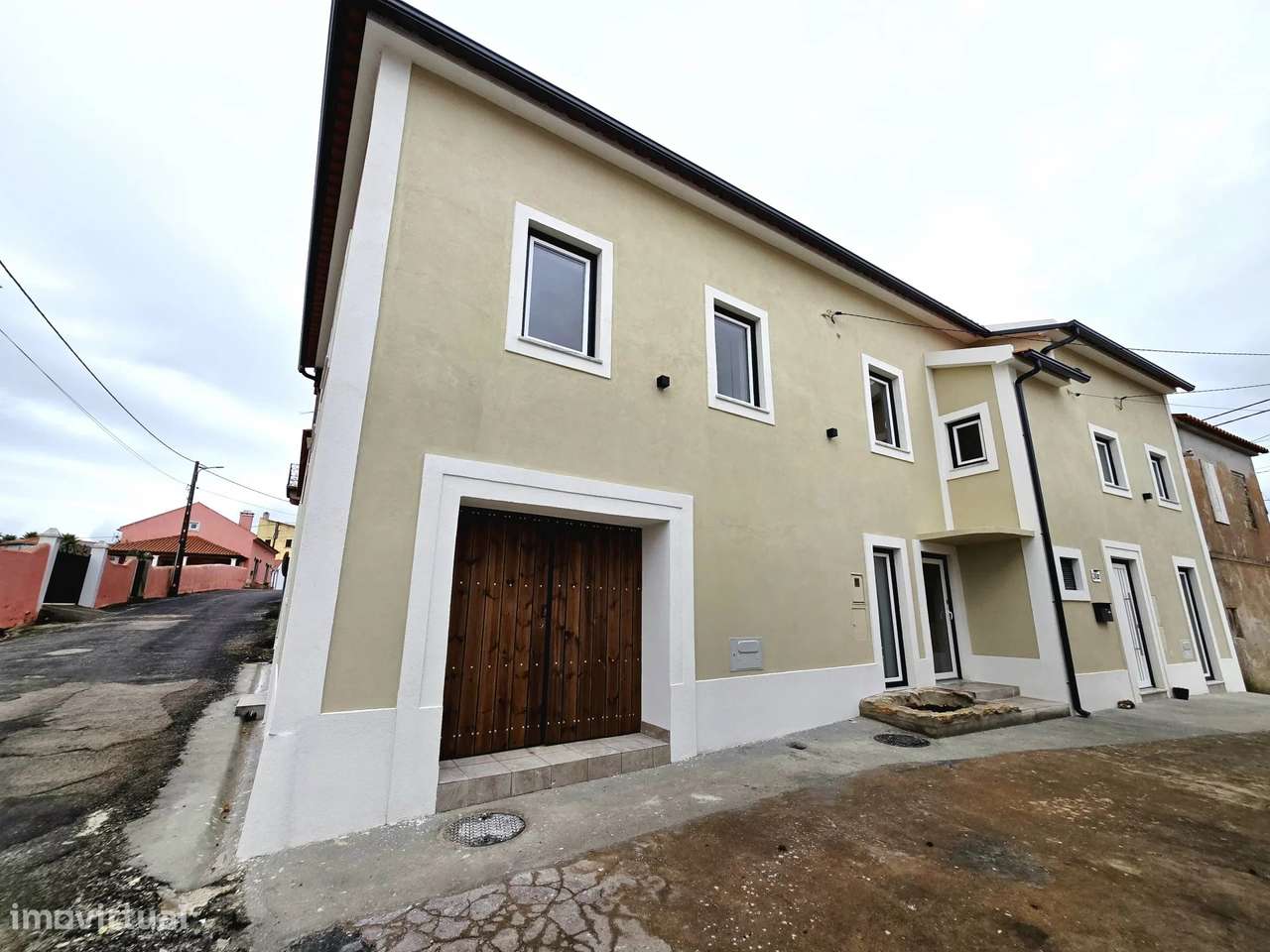 A casa onde o seu futuro começa – Moradia T3 remodelada, moderna e lum-5