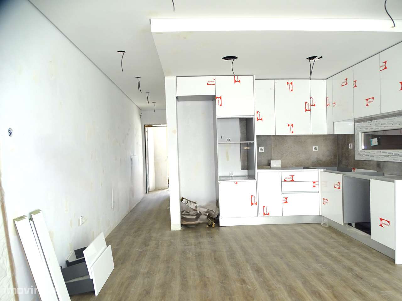 Geminada T3 com garagem, jardim e terraço-7