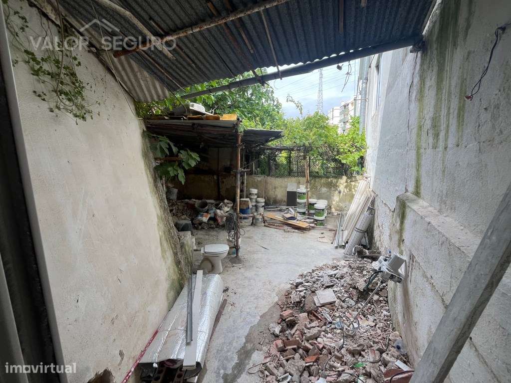 Apartamento T3 remodelado e com terraço-6