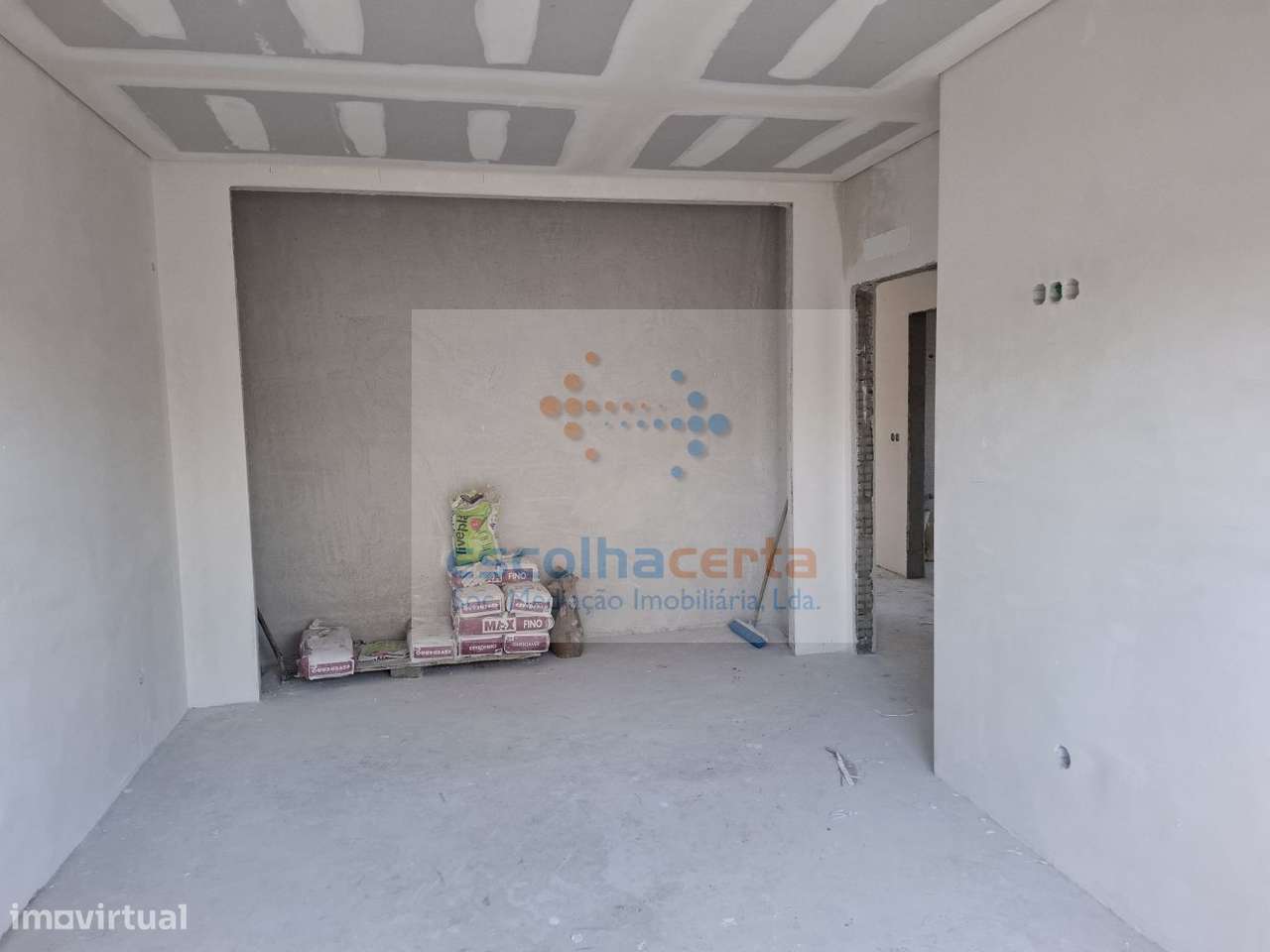 MORADIA TÉRREA T4 ISOLADA EM CONSTRUÇÃO - FERNÃO FERRO - Grande imagem: 3/49