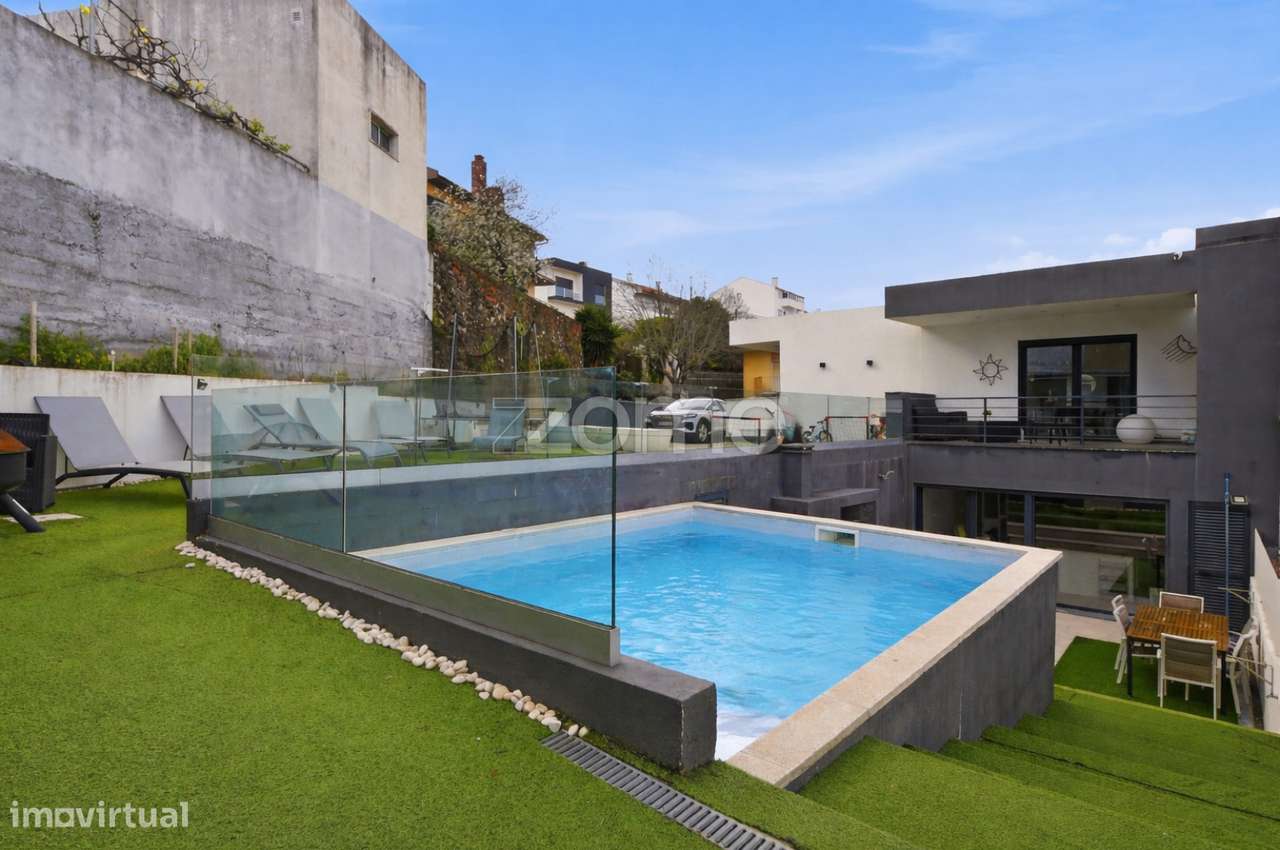Moradia T5 localizada em Ramada, Odivelas-27