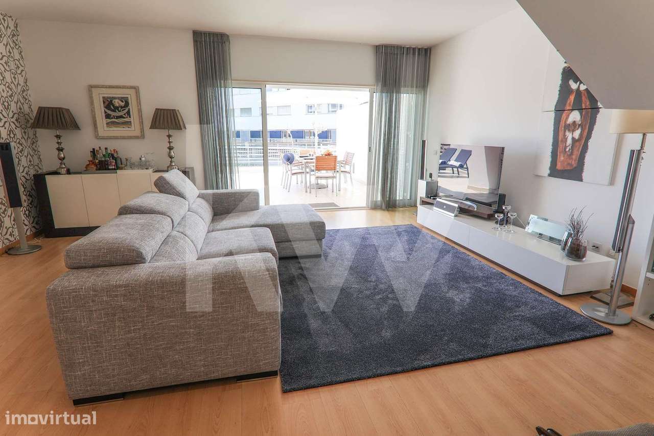 Moradia T3 Duplex, em condomínio fechado com piscina e garagem dupla e - Grande imagem: 3/47