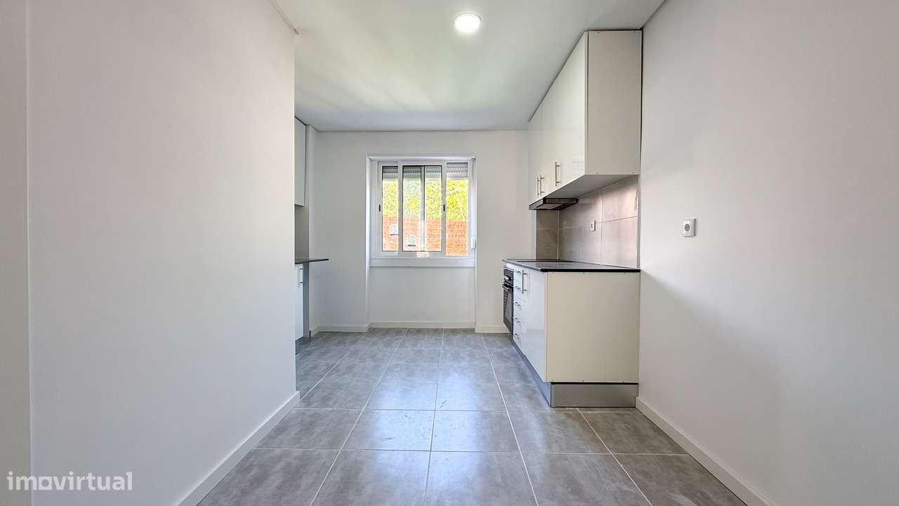 T2 renovado, com ótimas áreas e muita luz natural no centro de Almada.-5